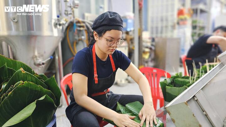 Người trẻ gói bánh chưng thuê, kiếm tiền triệu dịp cận Tết- Ảnh 4.