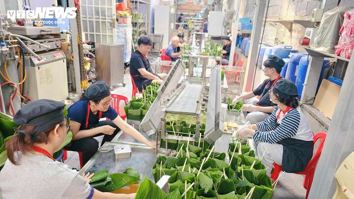 Người trẻ gói bánh chưng thuê, kiếm tiền triệu dịp cận Tết- Ảnh 3.