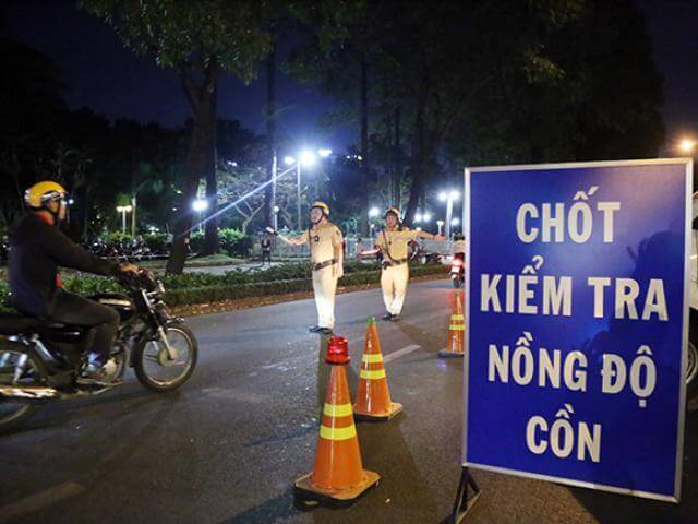 Uống rượu từ hôm trước, sáng hôm sau vẫn bị phạt nồng độ cồn, Bộ Công an nói gì? - Ảnh 1.