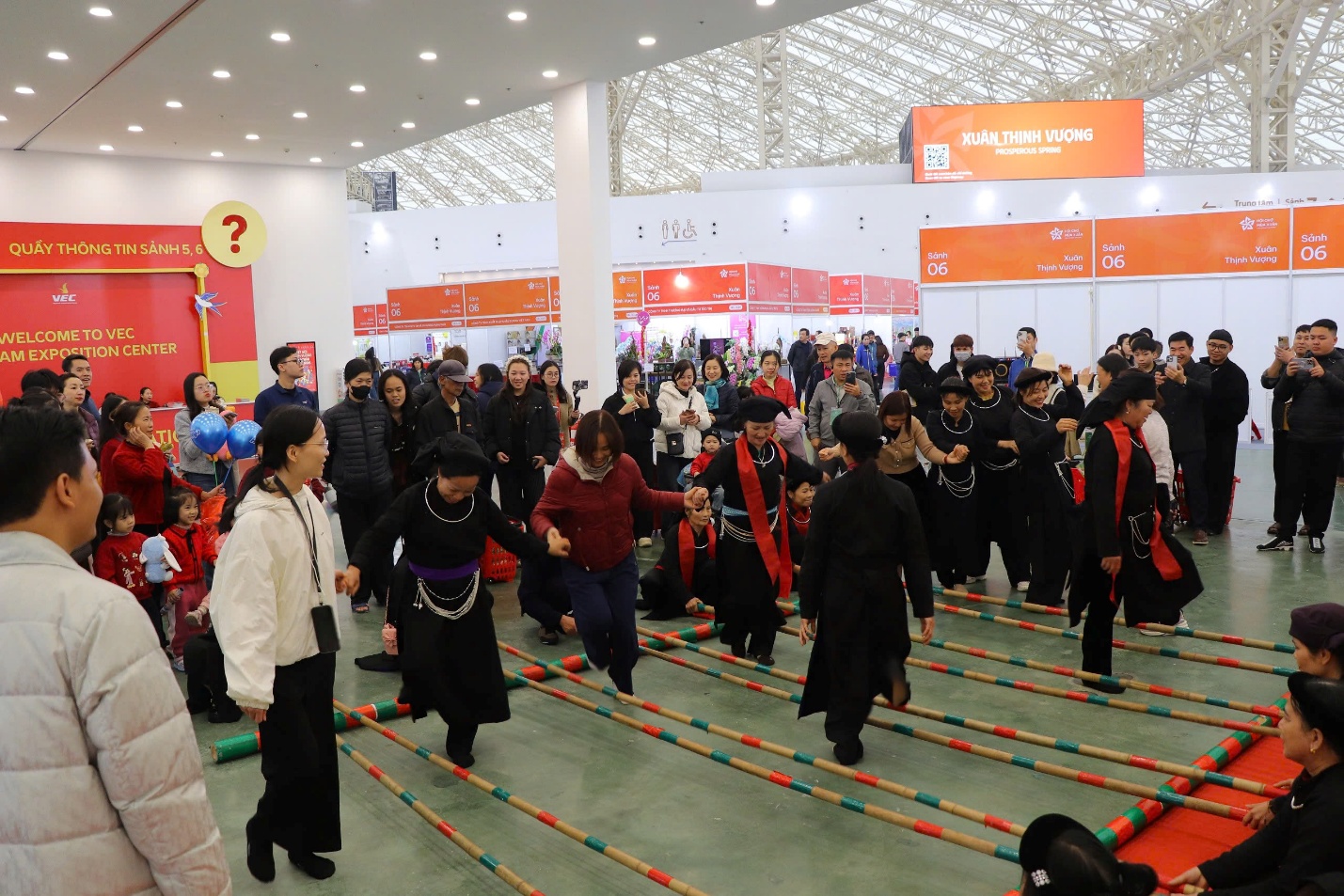 Sắm đủ Tết đầy ở Hội chợ Mùa Xuân lần thứ nhất năm 2026 - Ảnh 7.