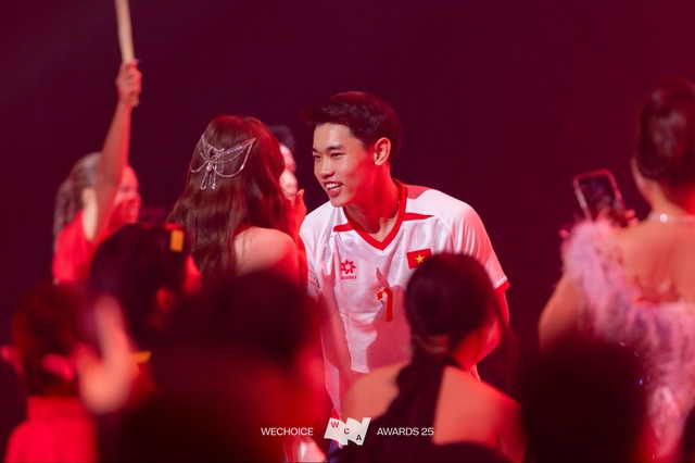 Hoà Minzy bỗng bị "toxic" vì một giây ôm Đình Bắc, phản ứng ra sao? - Ảnh 2.