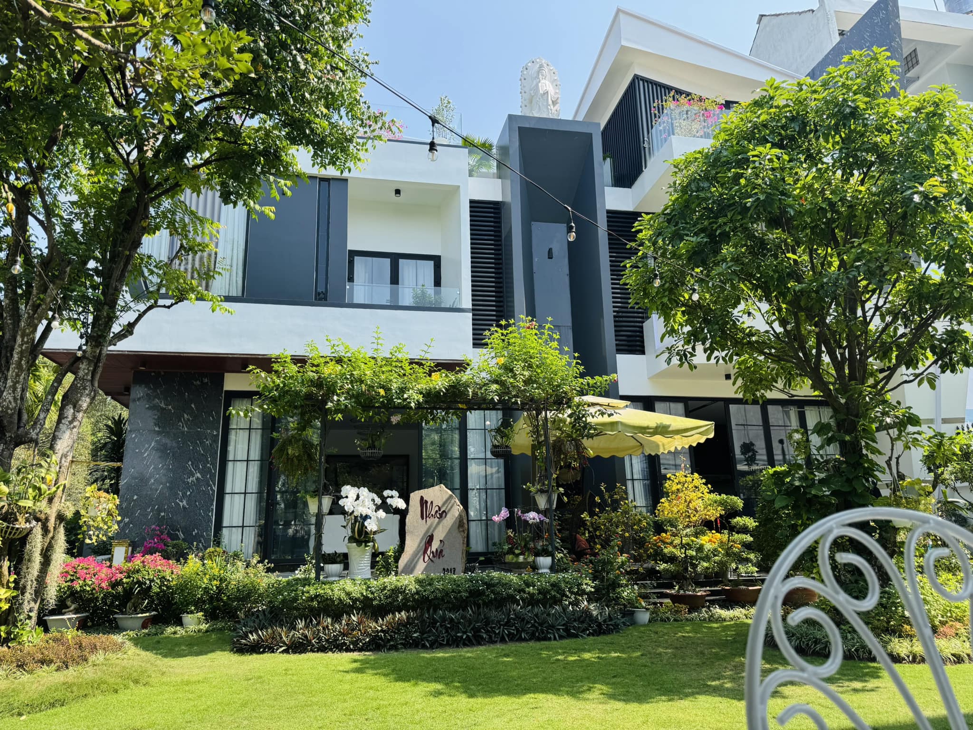 Lộ ảnh Ngọc Trinh ra mắt gia đình 1 nam diễn viên Vbiz giàu có, đẹp trai - Ảnh 6.