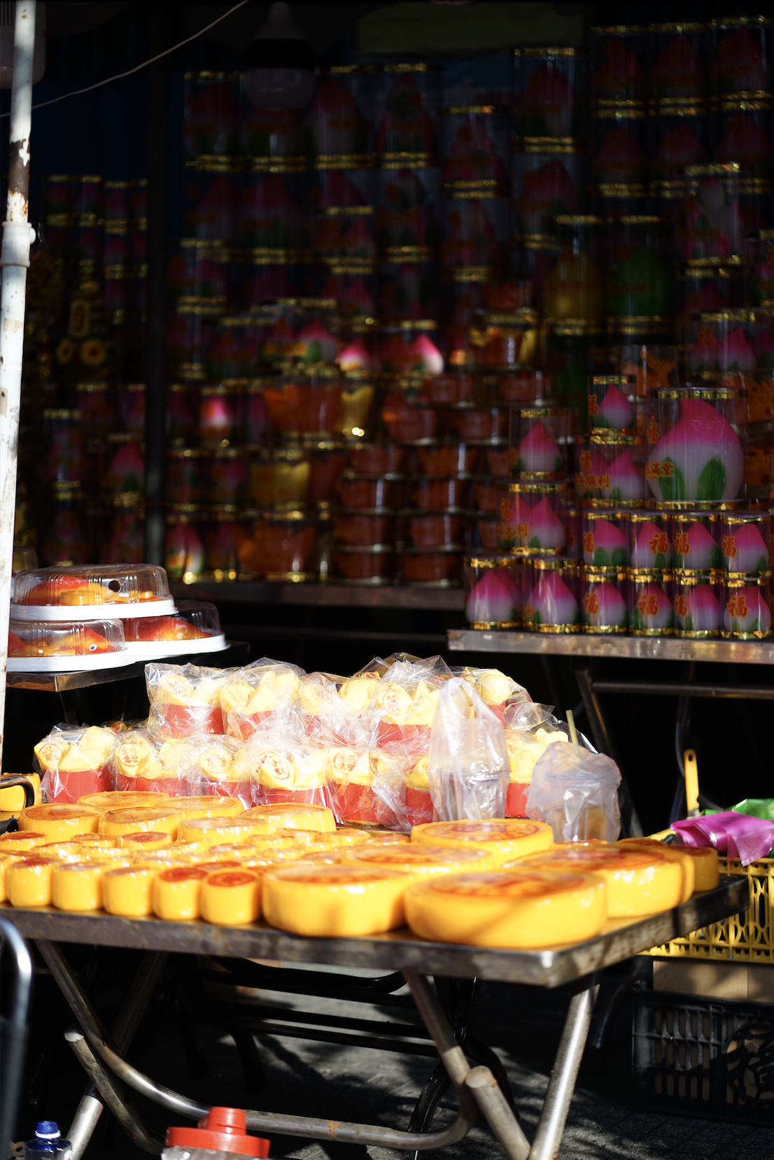 Cảnh tượng lạ lùng ngày ông Táo: Bánh trái đẹp như vàng nhưng người dân chỉ dám “mua một nửa” tại chợ người Hoa- Ảnh 6.