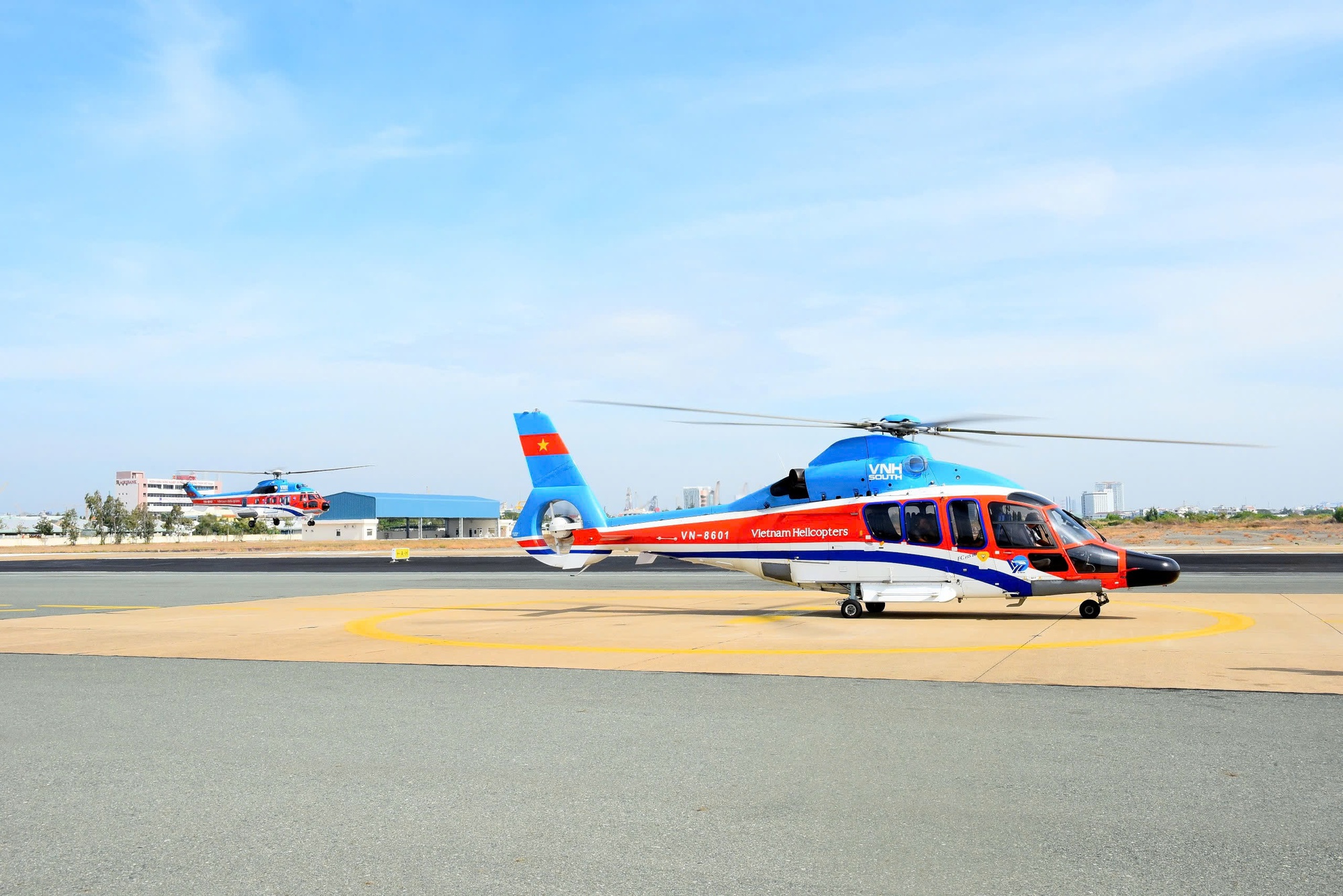 Giá Tour trực thăng ngắm TPHCM từ trên cao trong năm 2026 là bao nhiêu? - Ảnh 2.