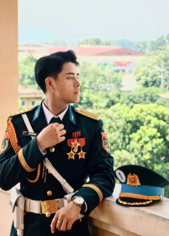 Visual Đại úy Đào Văn Bình cỡ nào mà lọt top tìm kiếm sau Gala WeChoice, bóng lưng cũng là thần! - Ảnh 9.