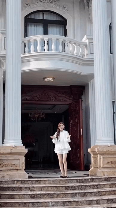 Sáng nhất Bạc Liêu: Nàng dâu miền Tây quay cận cảnh "lâu đài trắng" nhà chồng, xem mà nghẹt thở - Ảnh 2.