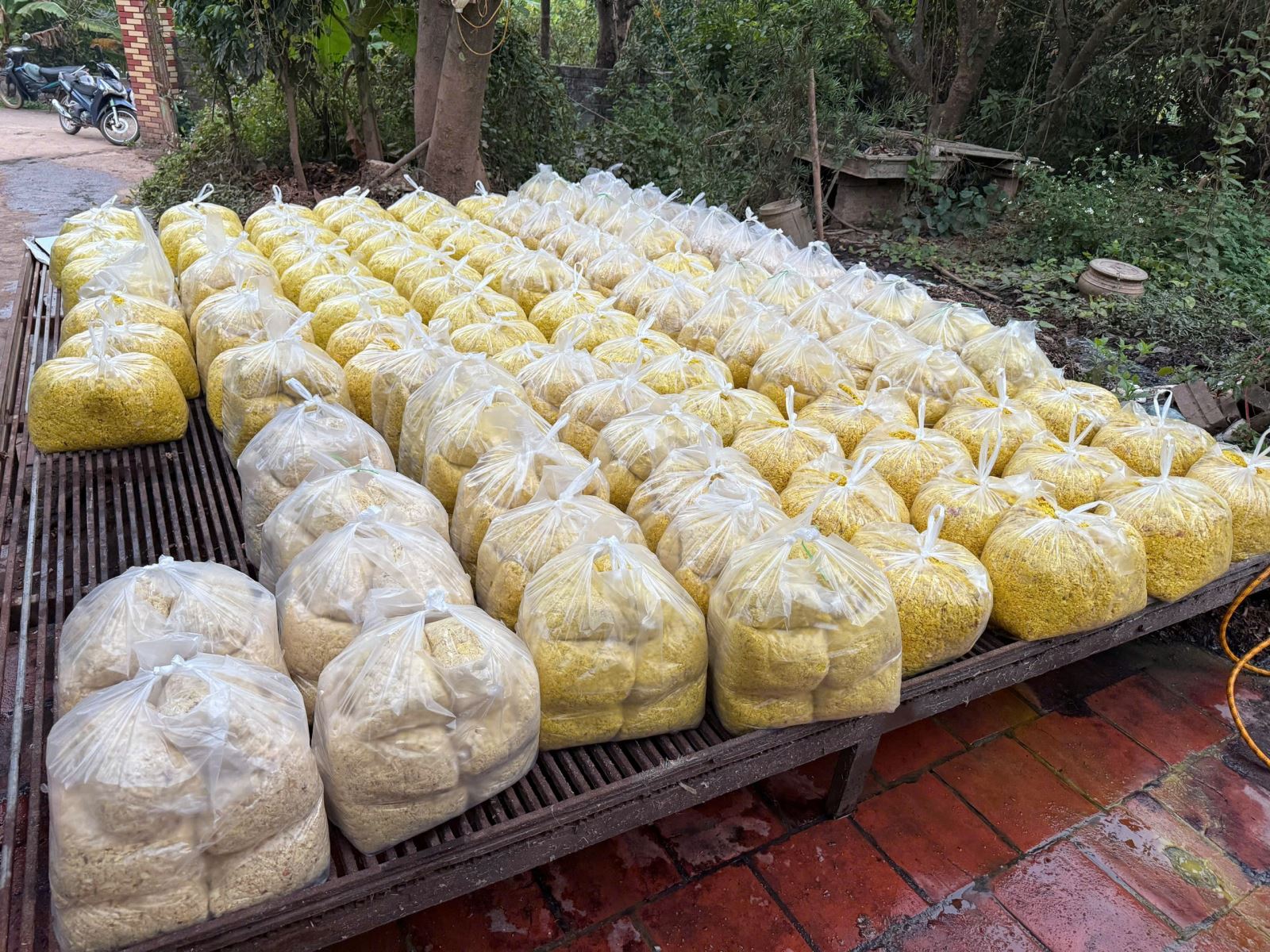 Khám xét, bắt giam chủ xưởng Nguyễn Văn Vinh 50 tuổi vì trộn chất gây ung thư vào gần 2 tấn thực phẩm - Ảnh 2.