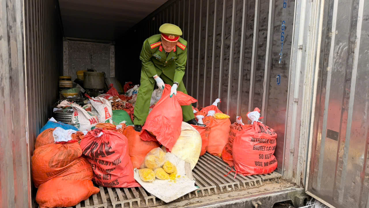 Khám xét, bắt giam chủ xưởng Nguyễn Văn Vinh 50 tuổi vì trộn chất gây ung thư vào gần 2 tấn thực phẩm - Ảnh 1.