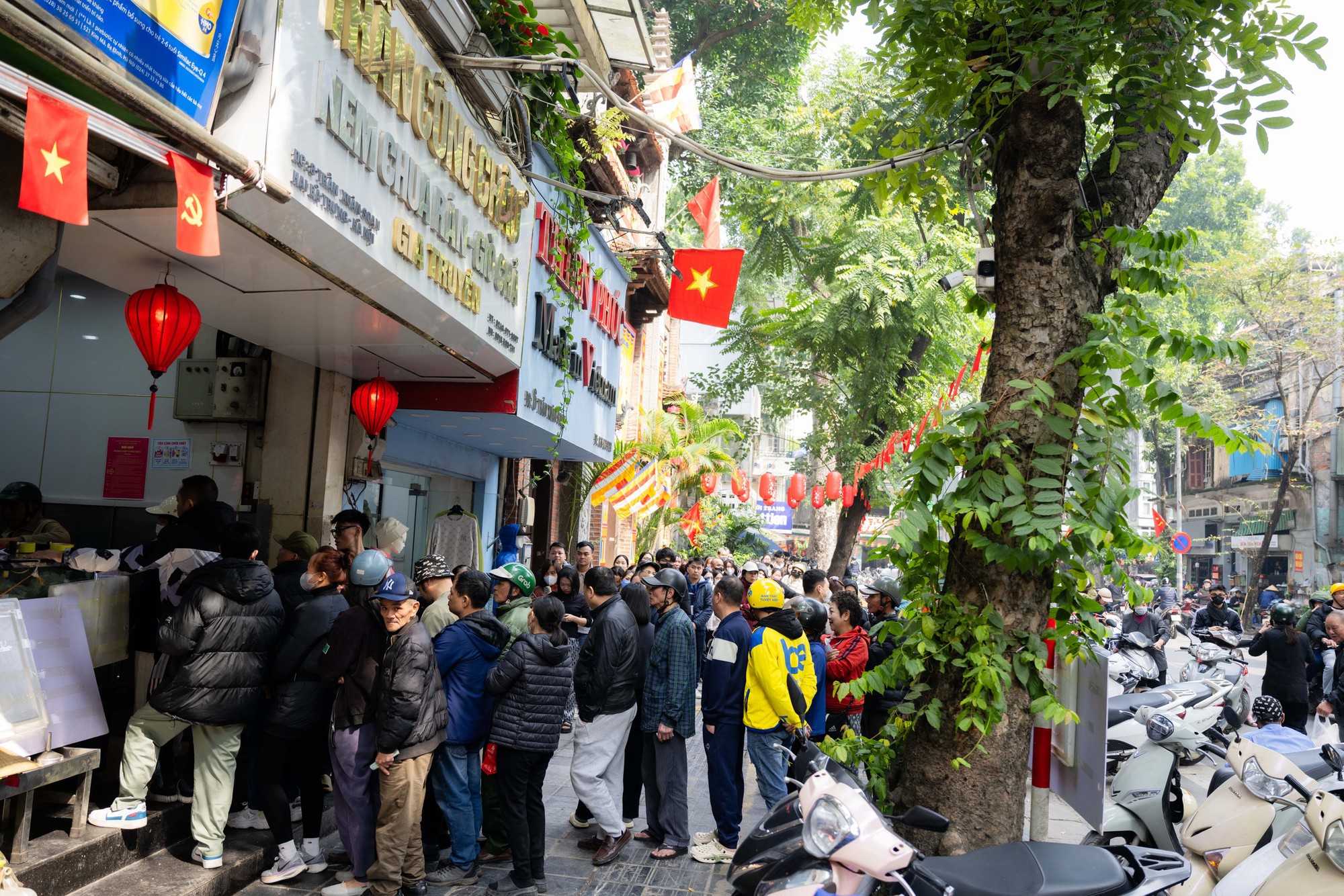 Xếp hàng cả trăm mét mua nem chua ở Hà Nội: Người phải chờ 50 khách, kẻ được "chen hàng" nhờ tấm thẻ đặc biệt - Ảnh 1.