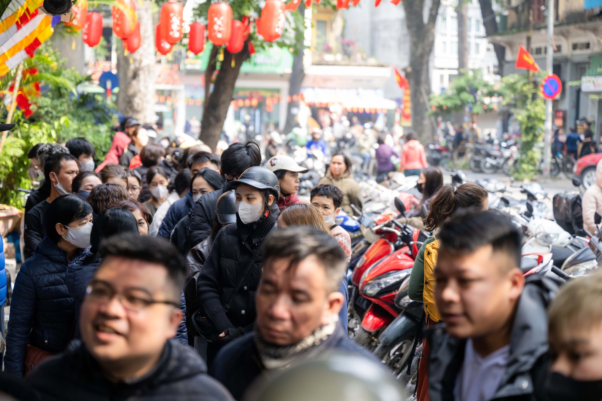 Xếp hàng cả trăm mét mua nem chua ở Hà Nội: Người phải chờ 50 khách, kẻ được "chen hàng" nhờ tấm thẻ đặc biệt - Ảnh 9.