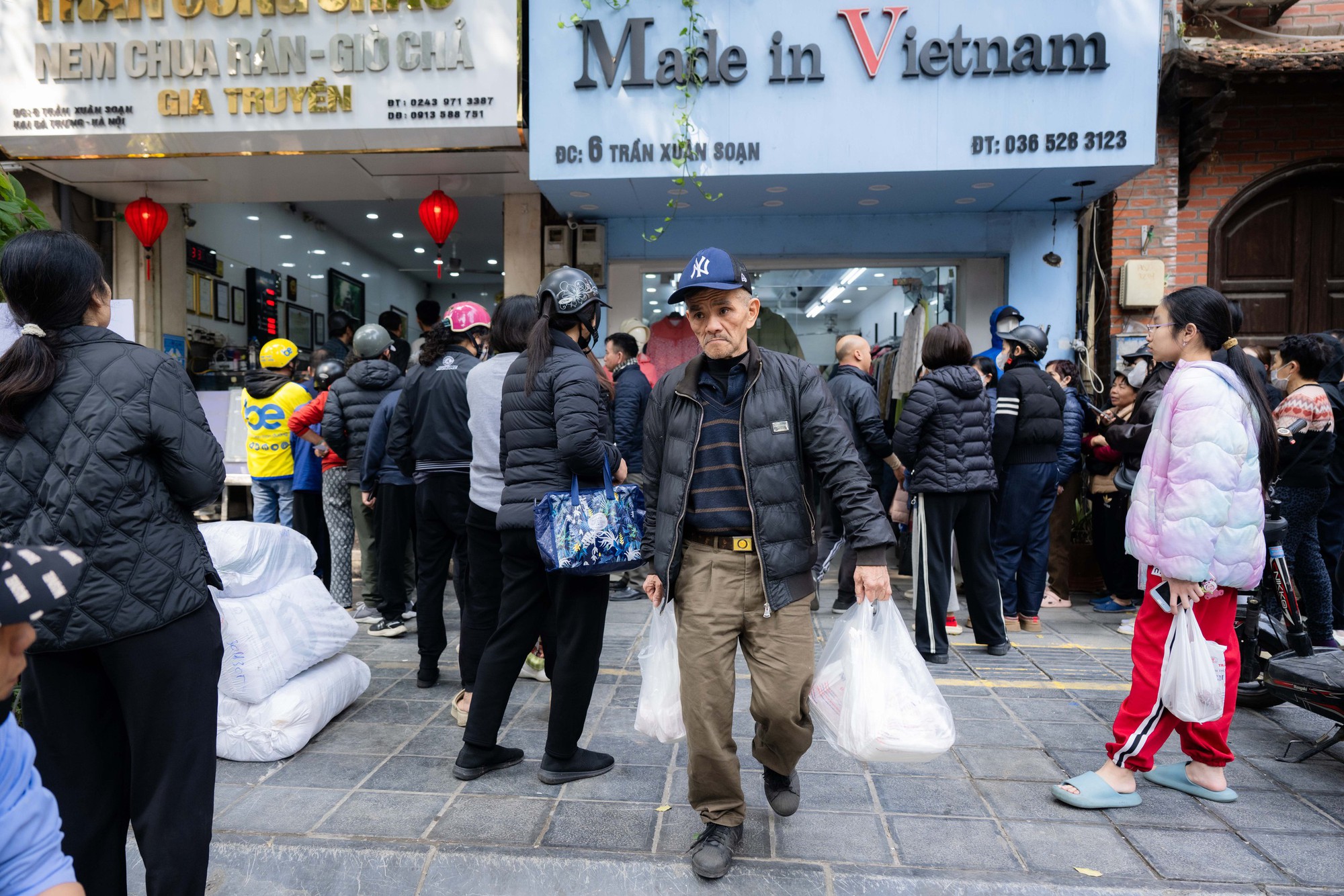 Xếp hàng cả trăm mét mua nem chua ở Hà Nội: Người phải chờ 50 khách, kẻ được "chen hàng" nhờ tấm thẻ đặc biệt - Ảnh 10.