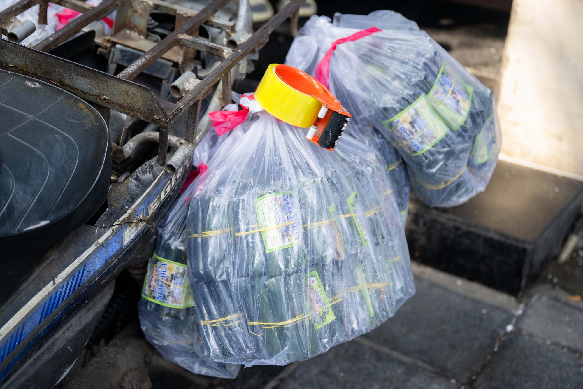 Xếp hàng cả trăm mét mua nem chua ở Hà Nội: Người phải chờ 50 khách, kẻ được "chen hàng" nhờ tấm thẻ đặc biệt - Ảnh 12.