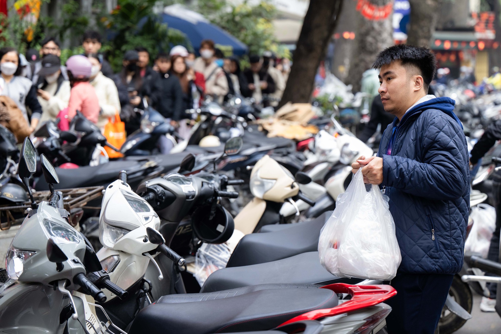 Xếp hàng cả trăm mét mua nem chua ở Hà Nội: Người phải chờ 50 khách, kẻ được "chen hàng" nhờ tấm thẻ đặc biệt - Ảnh 11.