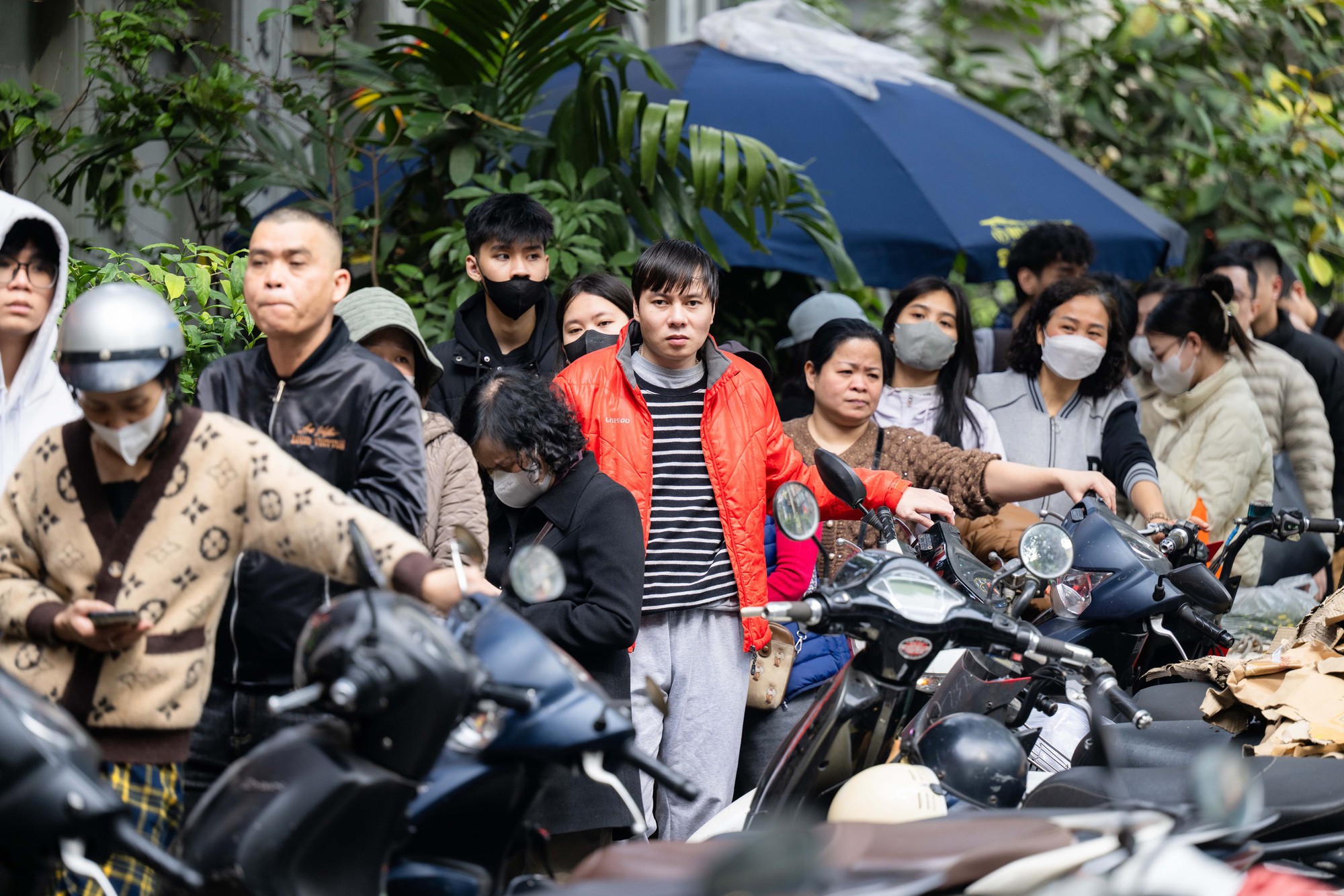 Xếp hàng cả trăm mét mua nem chua ở Hà Nội: Người phải chờ 50 khách, kẻ được "chen hàng" nhờ tấm thẻ đặc biệt - Ảnh 14.