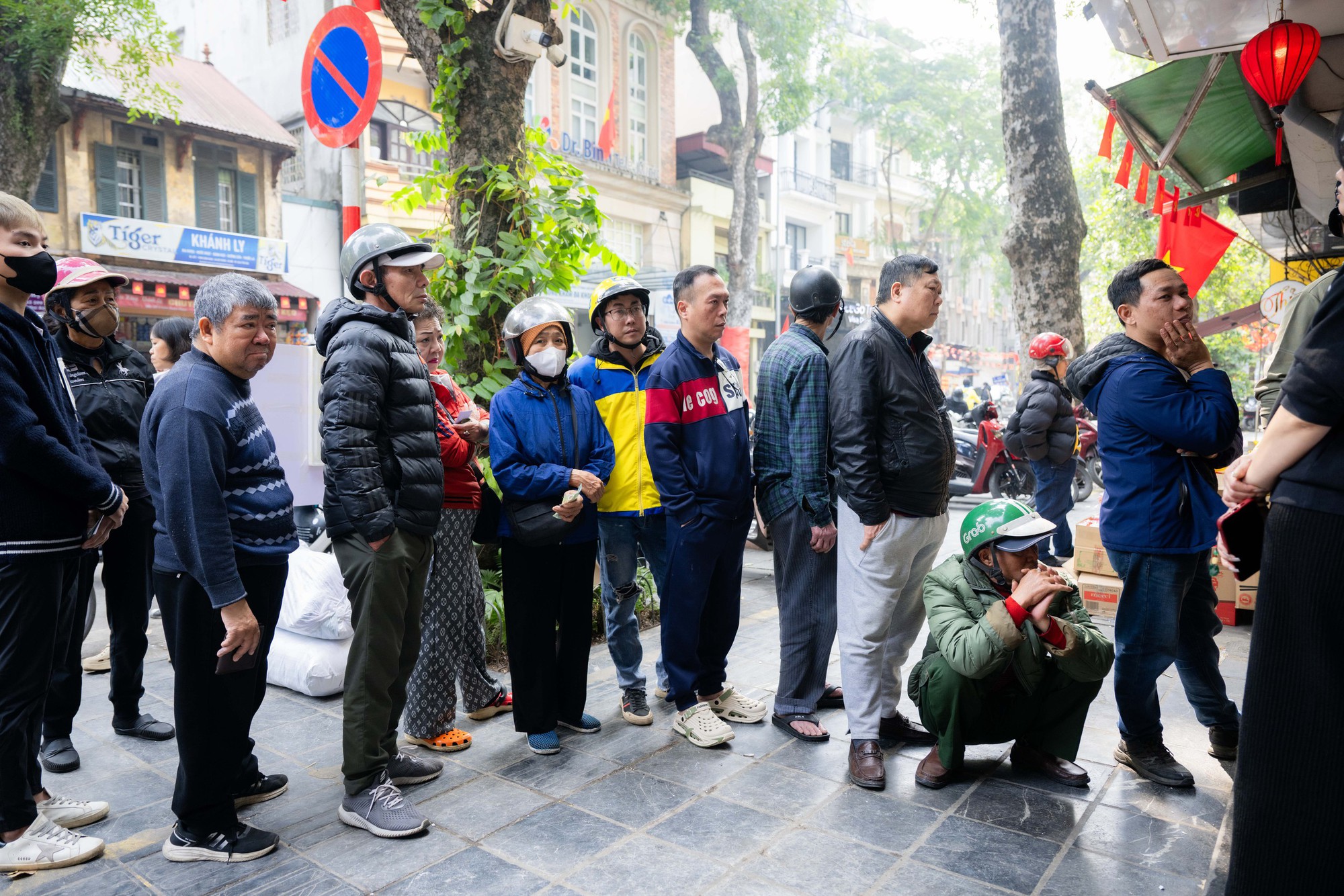 Xếp hàng cả trăm mét mua nem chua ở Hà Nội: Người phải chờ 50 khách, kẻ được "chen hàng" nhờ tấm thẻ đặc biệt - Ảnh 16.