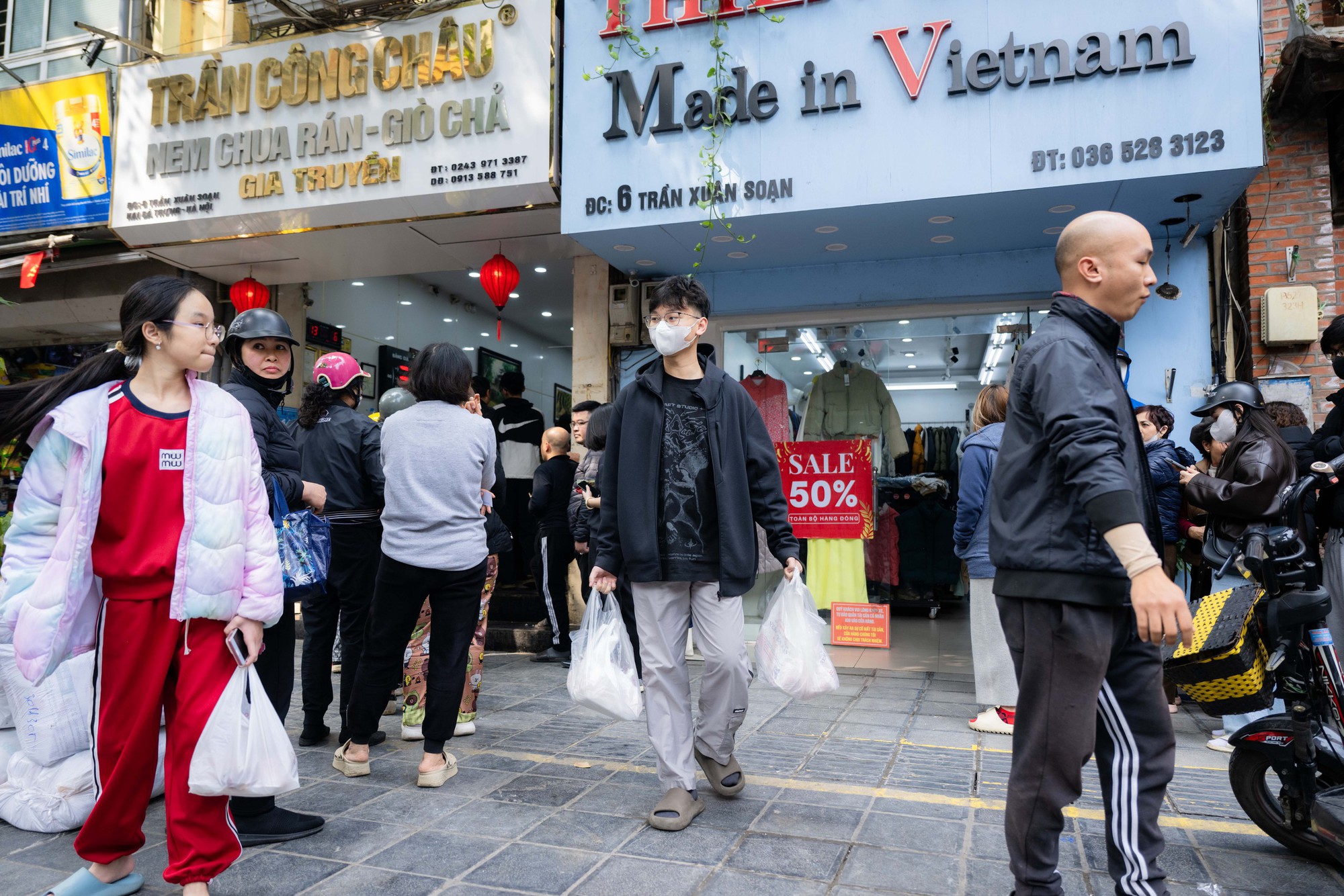 Xếp hàng cả trăm mét mua nem chua ở Hà Nội: Người phải chờ 50 khách, kẻ được "chen hàng" nhờ tấm thẻ đặc biệt - Ảnh 17.