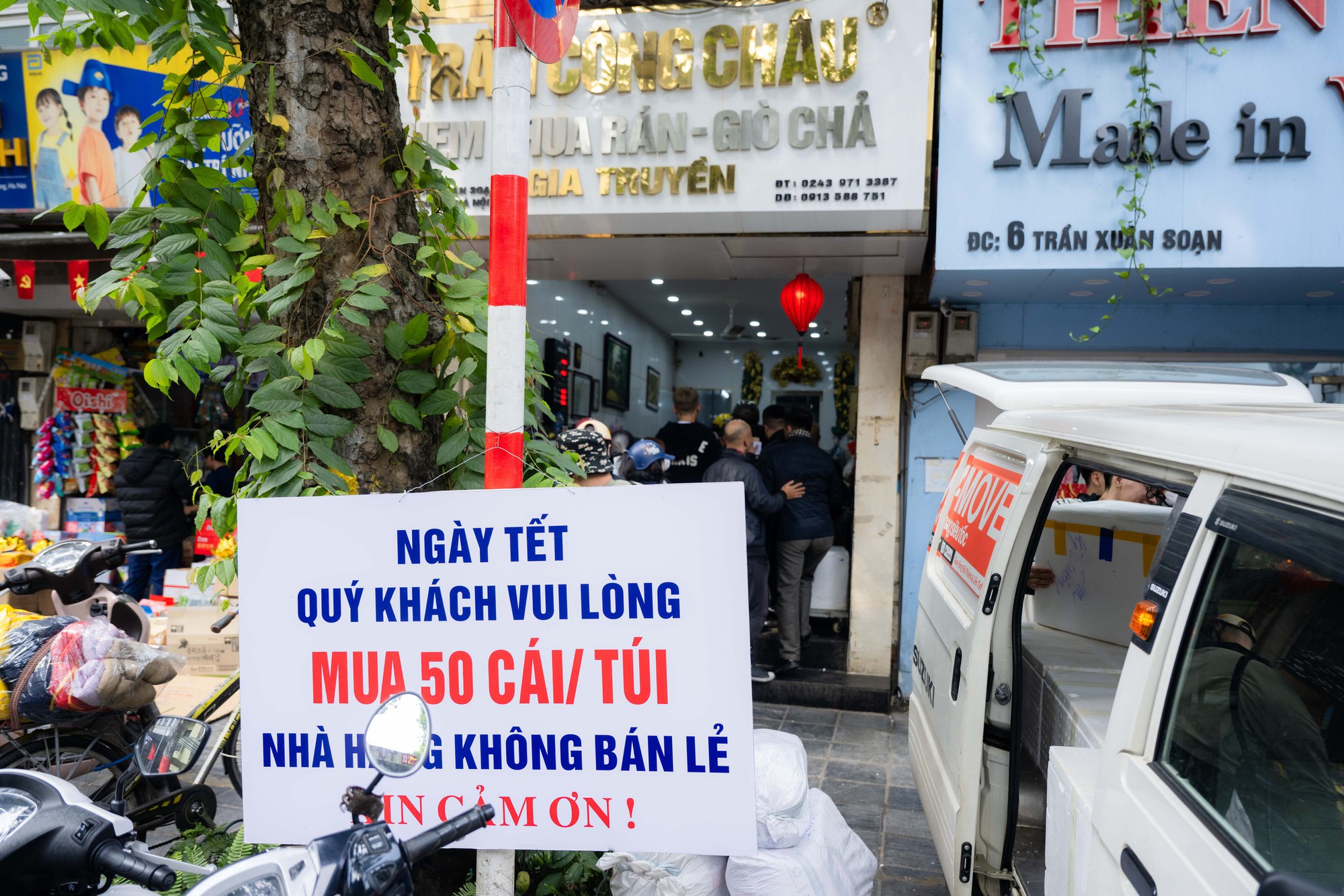 Xếp hàng cả trăm mét mua nem chua ở Hà Nội: Người phải chờ 50 khách, kẻ được "chen hàng" nhờ tấm thẻ đặc biệt - Ảnh 13.