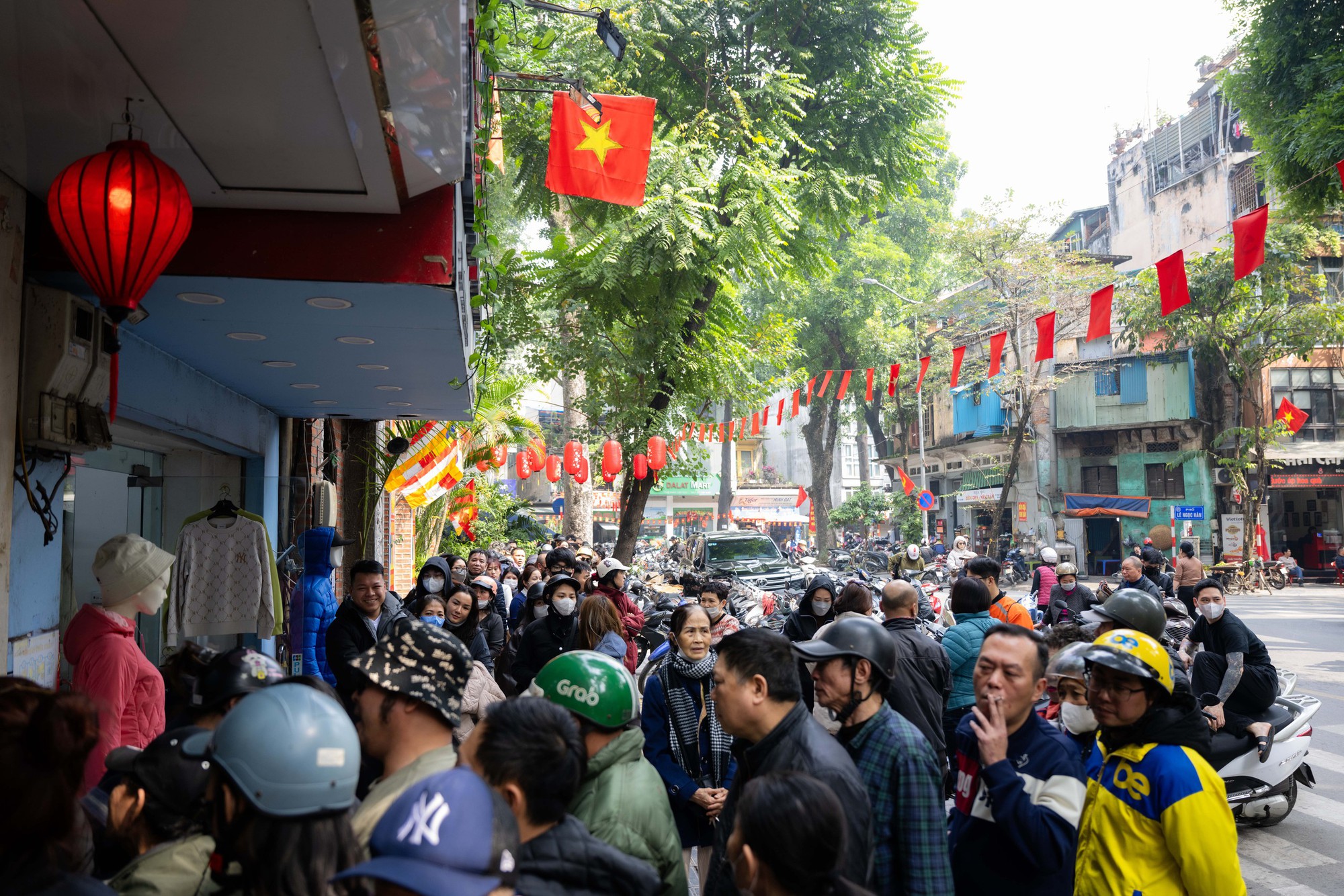 Xếp hàng cả trăm mét mua nem chua ở Hà Nội: Người phải chờ 50 khách, kẻ được "chen hàng" nhờ tấm thẻ đặc biệt - Ảnh 2.