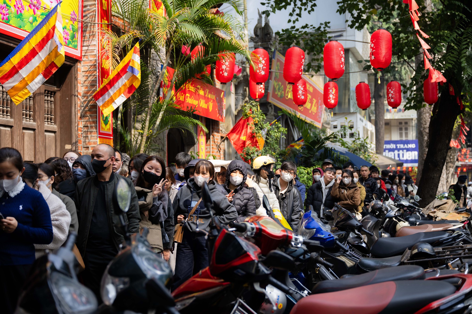 Xếp hàng cả trăm mét mua nem chua ở Hà Nội: Người phải chờ 50 khách, kẻ được "chen hàng" nhờ tấm thẻ đặc biệt - Ảnh 3.