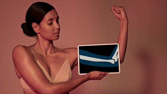 Phụ nữ bước qua tuổi 30 thường mắc 3 sai lầm khiến xương yếu đi và mỏng dần: 7 dưỡng chất bác sĩ khuyên nên biết sớm- Ảnh 1.