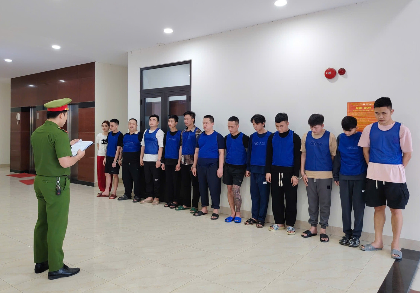 Bắt 13 đối tượng trong đường dây lừa đảo giả danh ngân hàng- Ảnh 1.