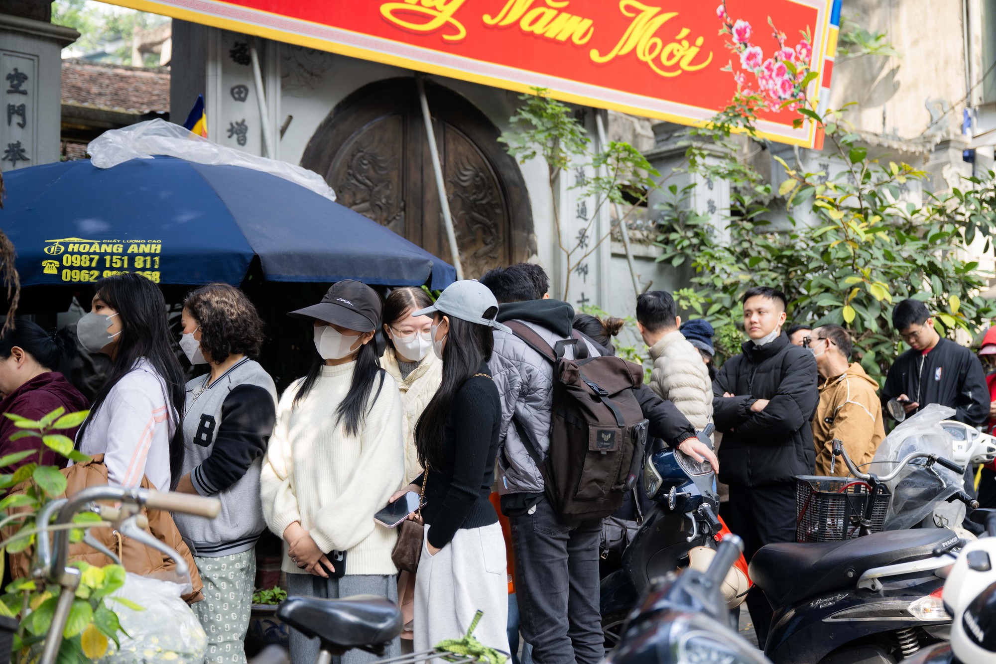 Xếp hàng cả trăm mét mua nem chua ở Hà Nội: Người phải chờ 50 khách, kẻ được "chen hàng" nhờ tấm thẻ đặc biệt - Ảnh 4.