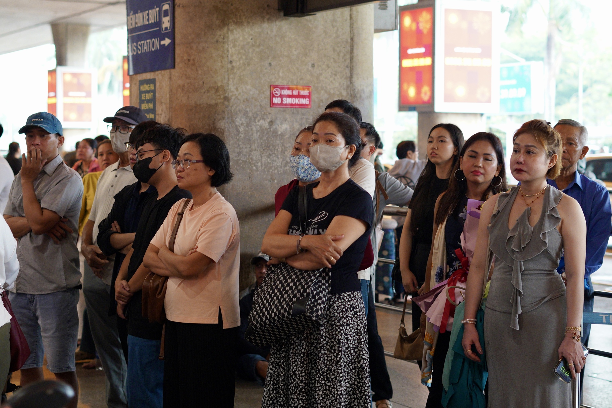 27 tiếng bay chỉ để ôm nhau một cái: Sân bay Tân Sơn Nhất nghẹn ngào ngày đón người thân về ăn Tết- Ảnh 4.