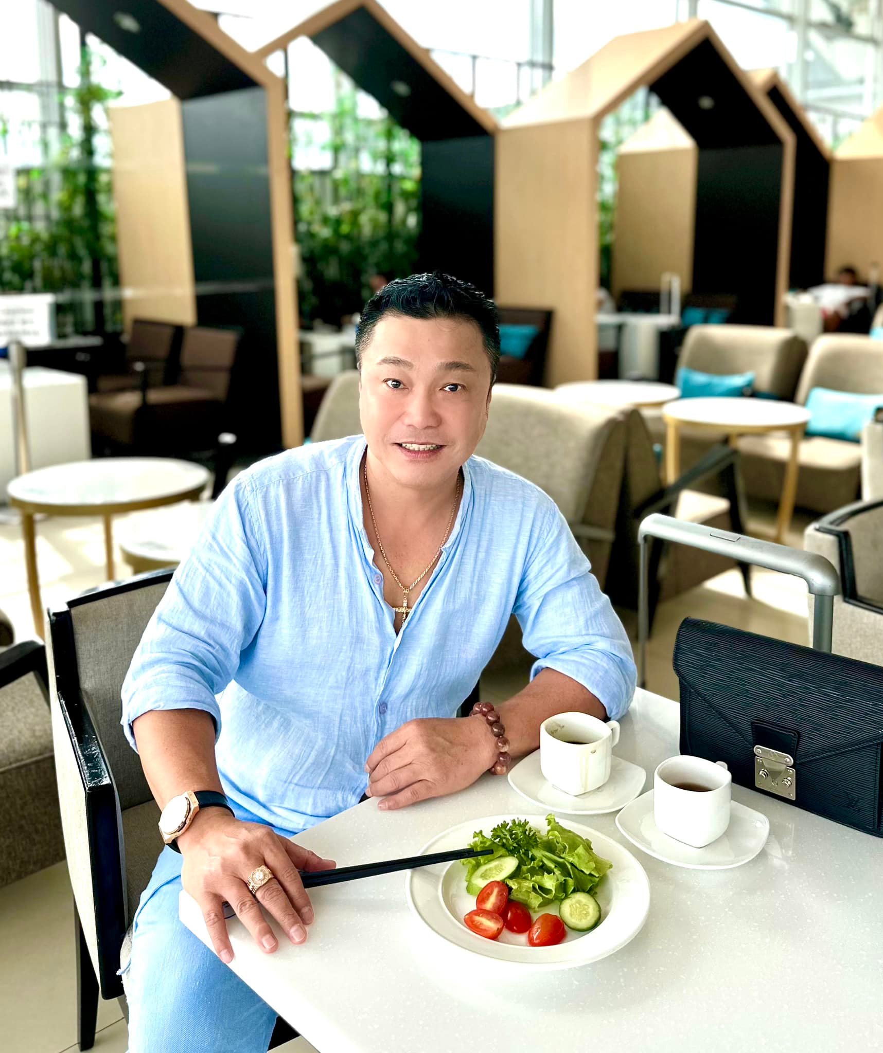 "Ông hoàng điện ảnh" đình đám một thời U60 chưa vợ, sống cùng mẹ trong biệt thự 700m2 ở Tân Bình- Ảnh 3.