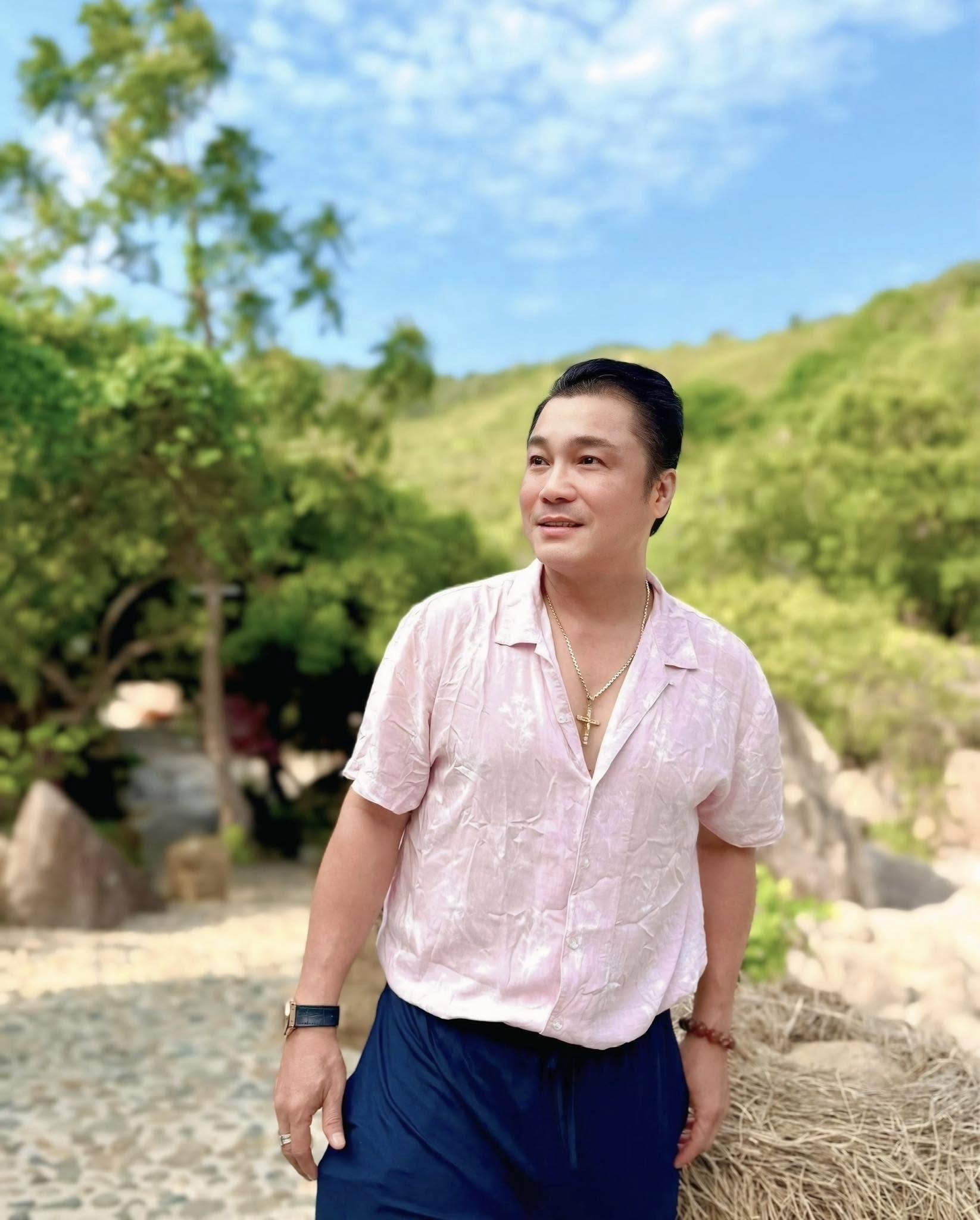 "Ông hoàng điện ảnh" đình đám một thời U60 chưa vợ, sống cùng mẹ trong biệt thự 700m2 ở Tân Bình- Ảnh 1.