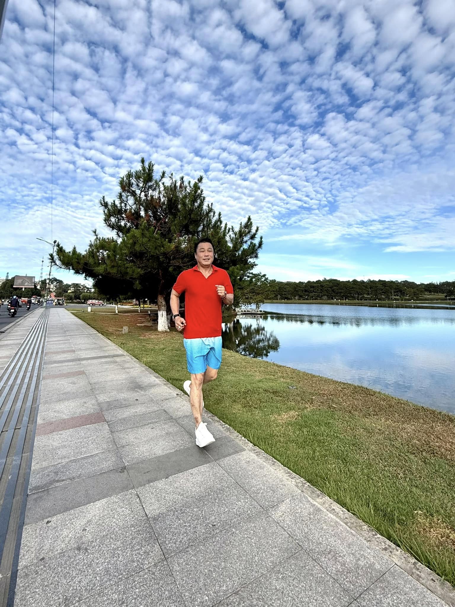 "Ông hoàng điện ảnh" đình đám một thời U60 chưa vợ, sống cùng mẹ trong biệt thự 700m2 ở Tân Bình- Ảnh 6.