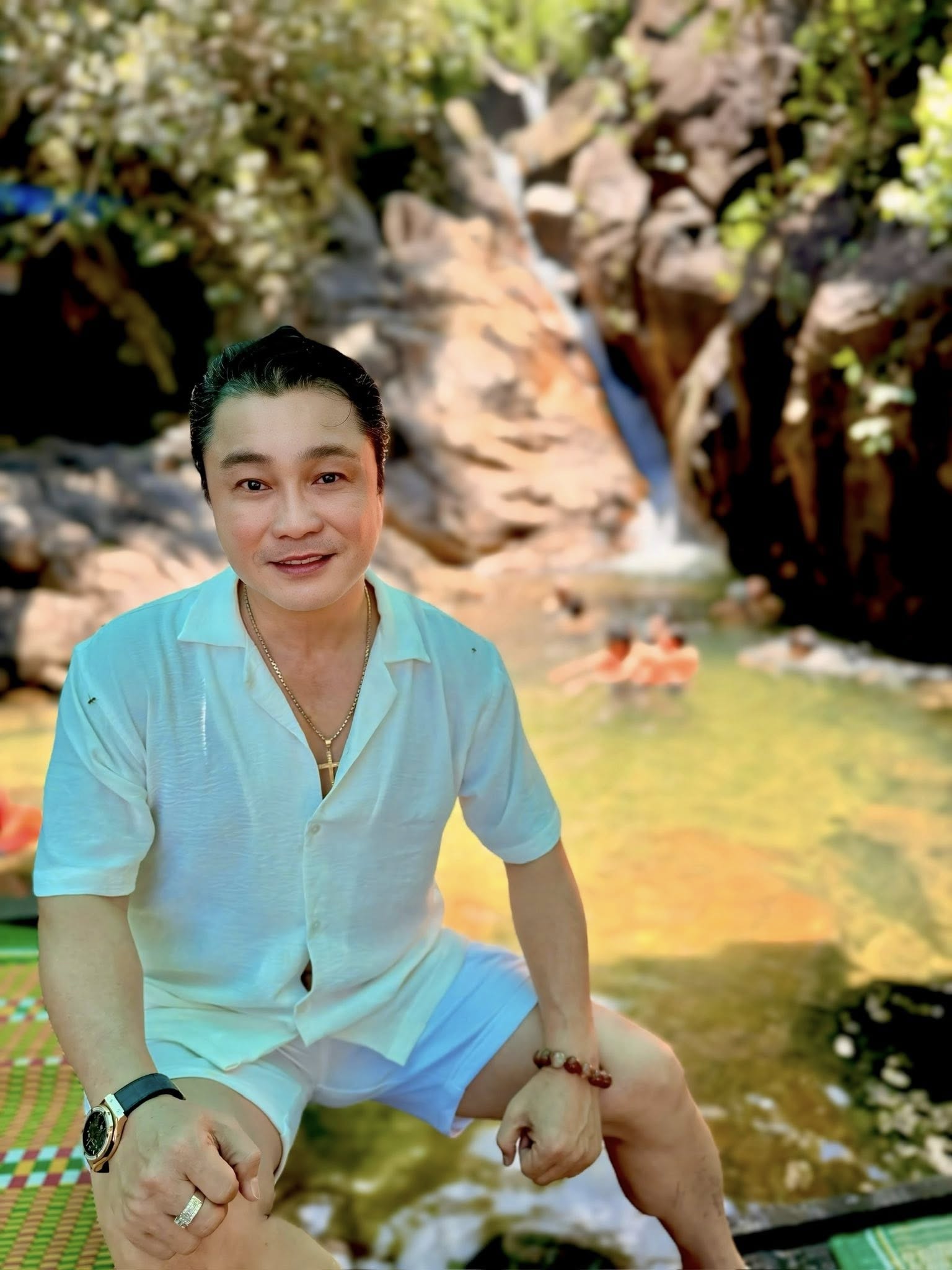 "Ông hoàng điện ảnh" đình đám một thời U60 chưa vợ, sống cùng mẹ trong biệt thự 700m2 ở Tân Bình- Ảnh 2.