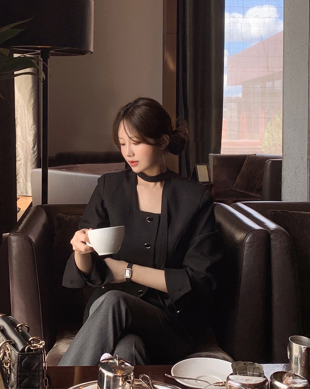 Không cần sắm đồ mới, áp dụng 4 mẹo đơn giản là đã nâng cấp outfit rực rỡ đón Tết- Ảnh 1.