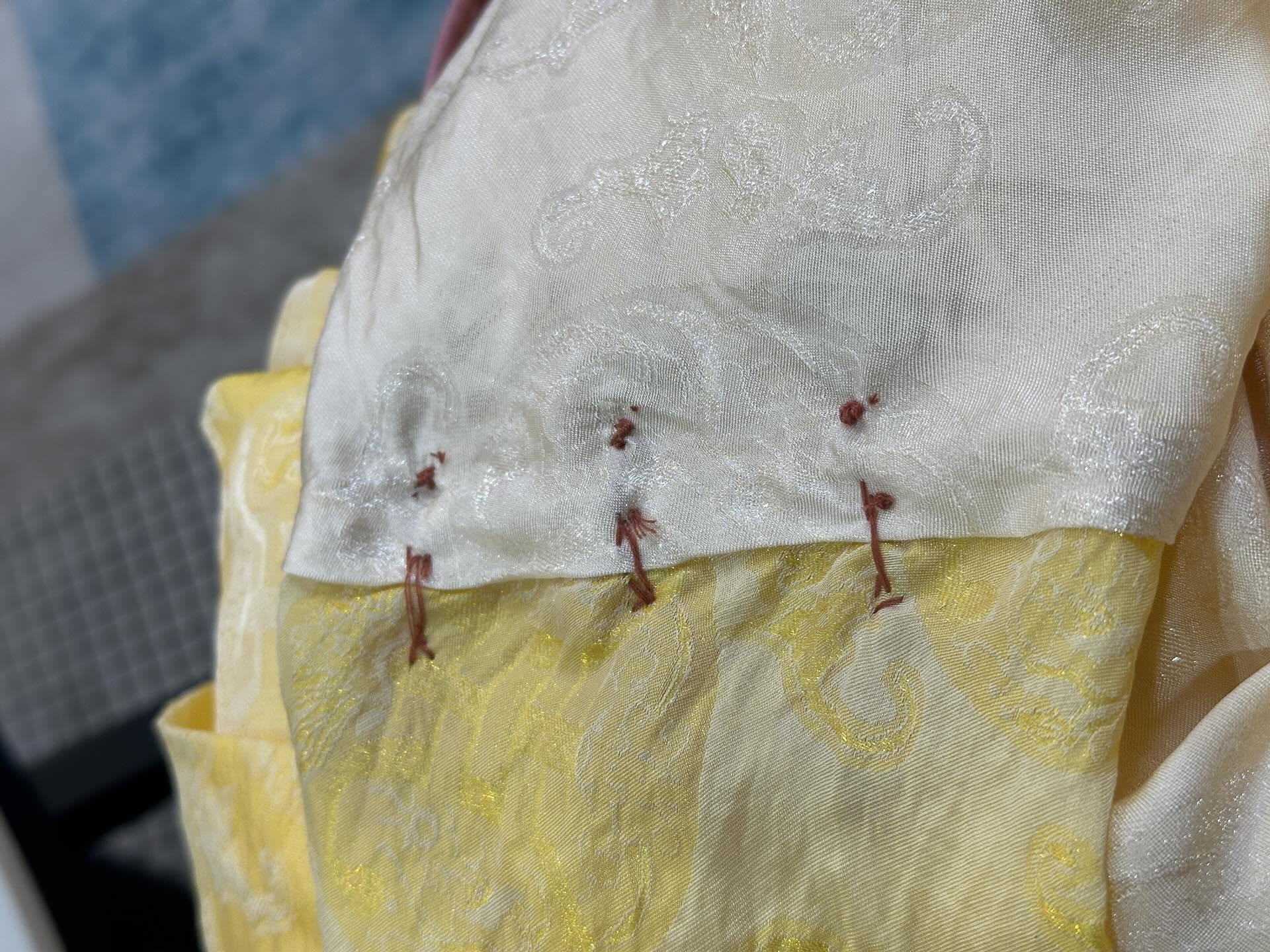 Hội chị em cạn lời với đường may ẩu bên trong chiếc áo dài gần 2 triệu đồng: "Thế này chỉ đáng 400 nghìn"- Ảnh 1.