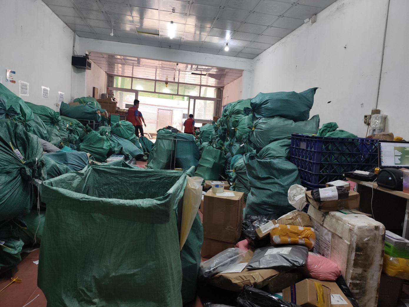 Mua sắm online bùng nổ dịp Tết, shipper quá tải- Ảnh 2.