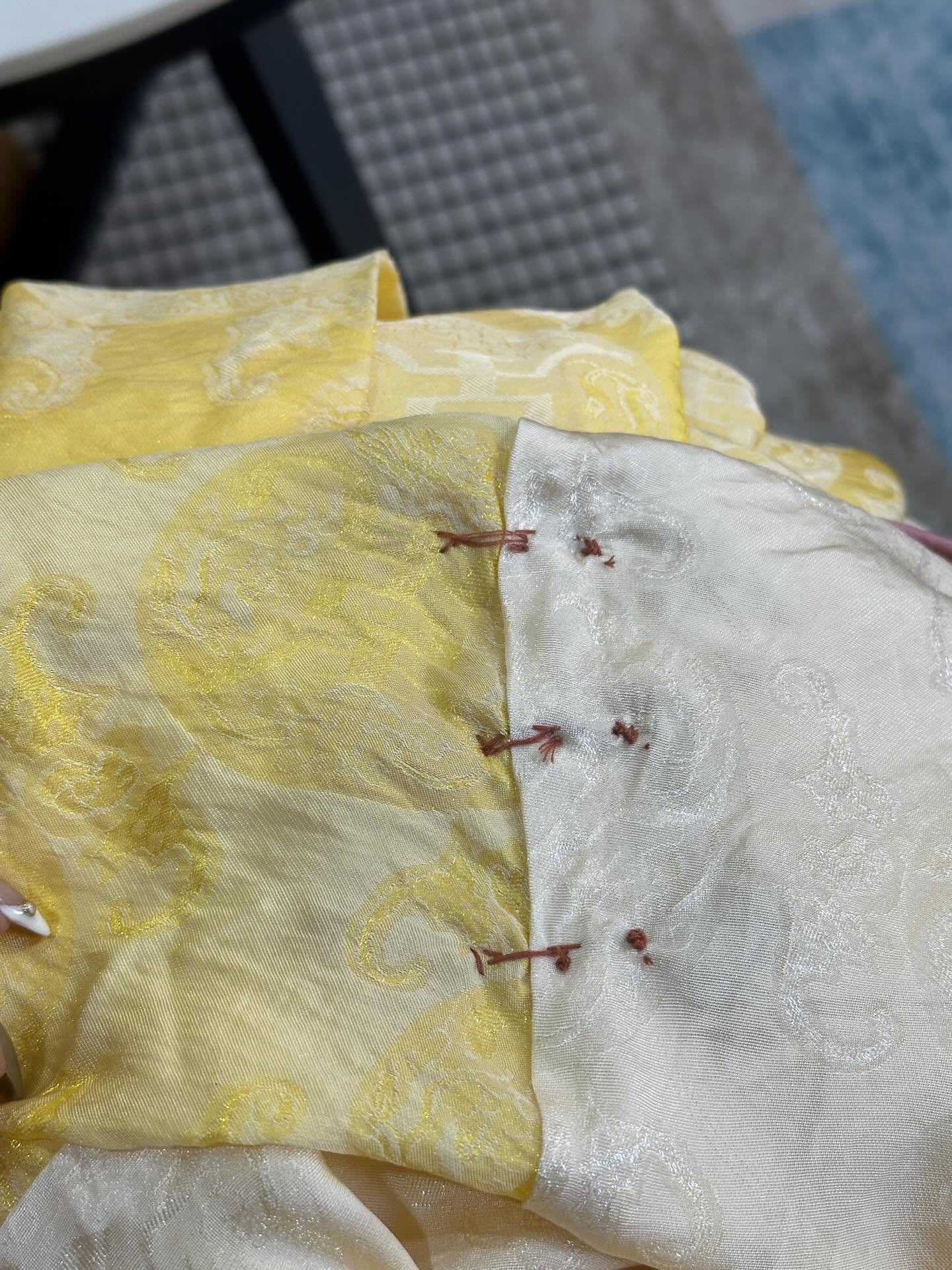 Hội chị em cạn lời với đường may ẩu bên trong chiếc áo dài gần 2 triệu đồng: "Thế này chỉ đáng 400 nghìn"- Ảnh 2.