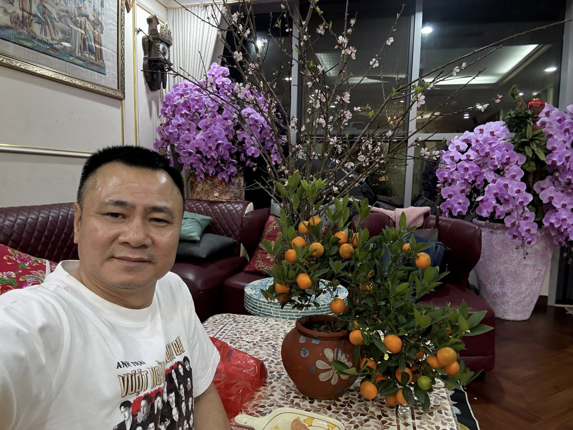 Điều đắt giá nhất trong nhà riêng của NSND Tự Long - Phó Giám đốc Nhà hát chèo Quân đội cận Tết- Ảnh 1.