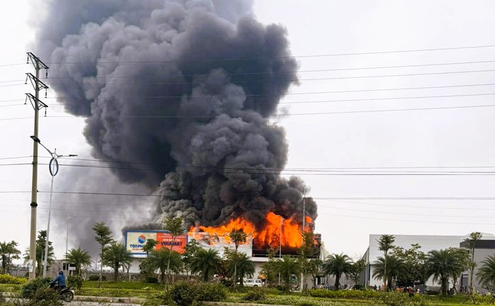 Cháy lớn tại cụm công nghiệp ở Ninh Bình, cột khói bốc cao hàng chục mét- Ảnh 2.