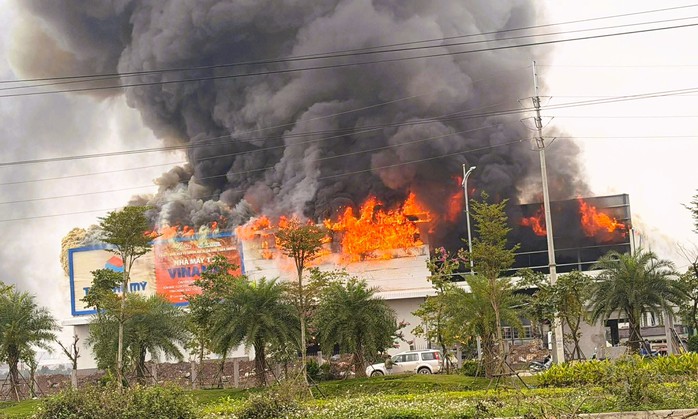 Cháy lớn tại cụm công nghiệp ở Ninh Bình, cột khói bốc cao hàng chục mét- Ảnh 1.