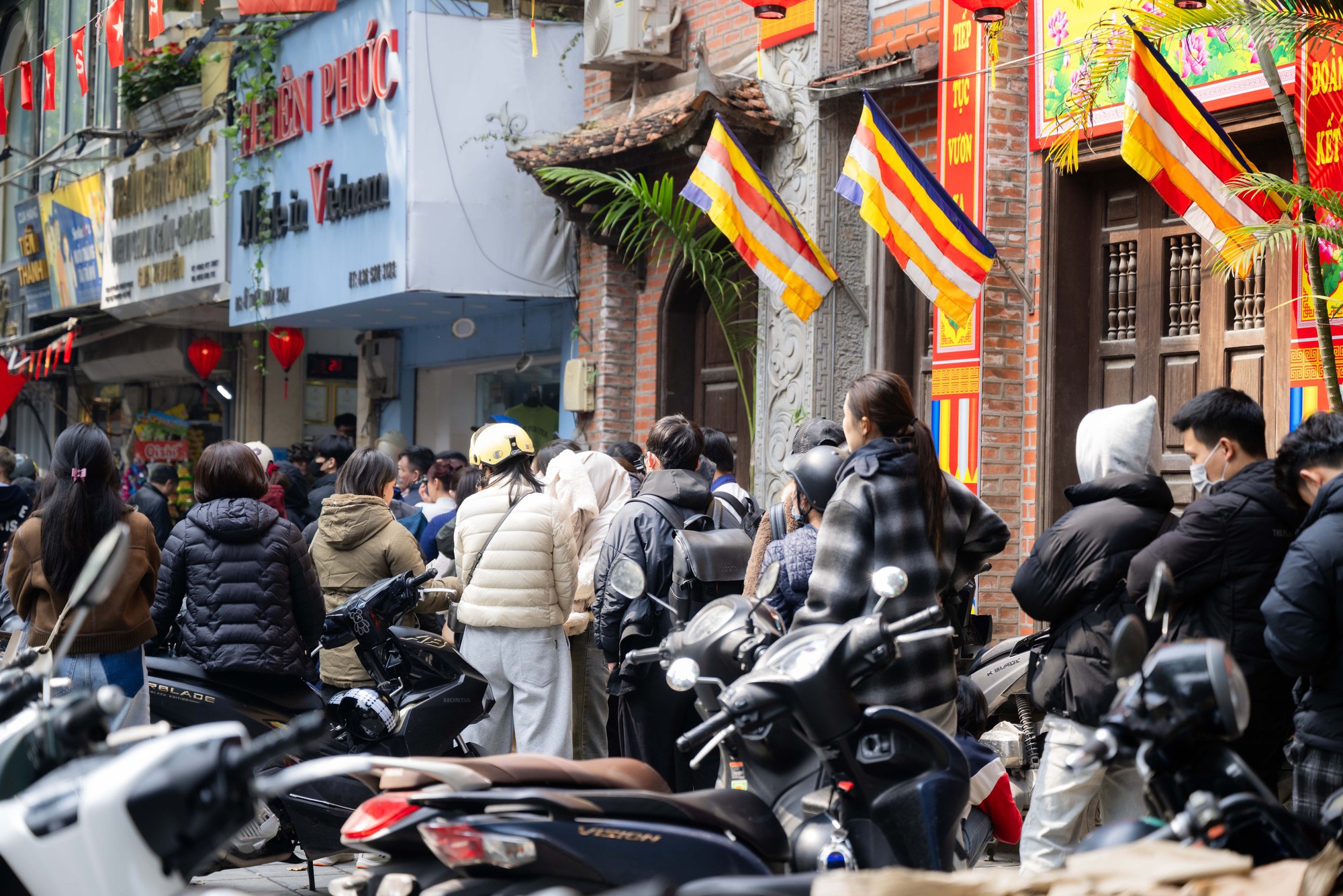 Xếp hàng cả trăm mét mua nem chua ở Hà Nội: Người phải chờ 50 khách, kẻ được "chen hàng" nhờ tấm thẻ đặc biệt - Ảnh 6.