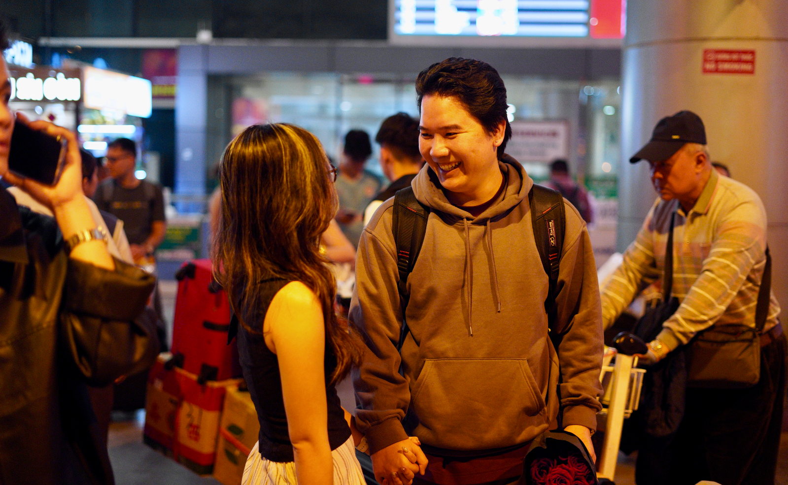 27 tiếng bay chỉ để ôm nhau một cái: Sân bay Tân Sơn Nhất nghẹn ngào ngày đón người thân về ăn Tết- Ảnh 6.