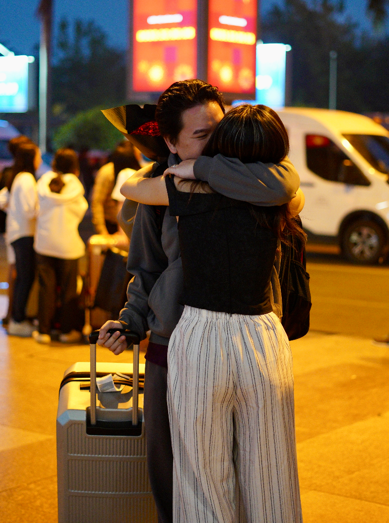 27 tiếng bay chỉ để ôm nhau một cái: Sân bay Tân Sơn Nhất nghẹn ngào ngày đón người thân về ăn Tết- Ảnh 7.