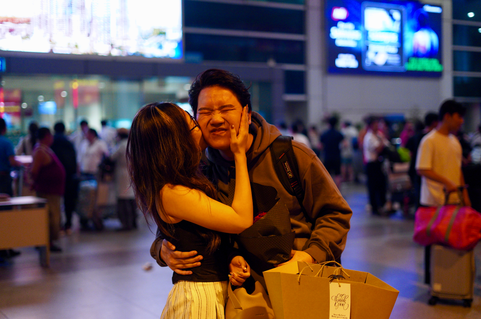 27 tiếng bay chỉ để ôm nhau một cái: Sân bay Tân Sơn Nhất nghẹn ngào ngày đón người thân về ăn Tết- Ảnh 10.