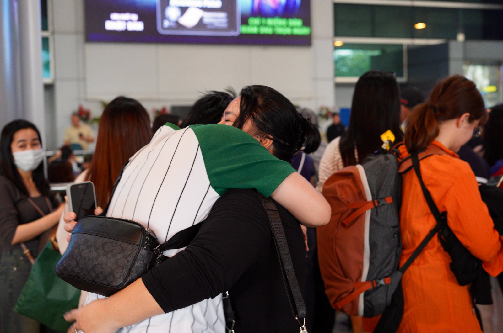 27 tiếng bay chỉ để ôm nhau một cái: Sân bay Tân Sơn Nhất nghẹn ngào ngày đón người thân về ăn Tết- Ảnh 14.