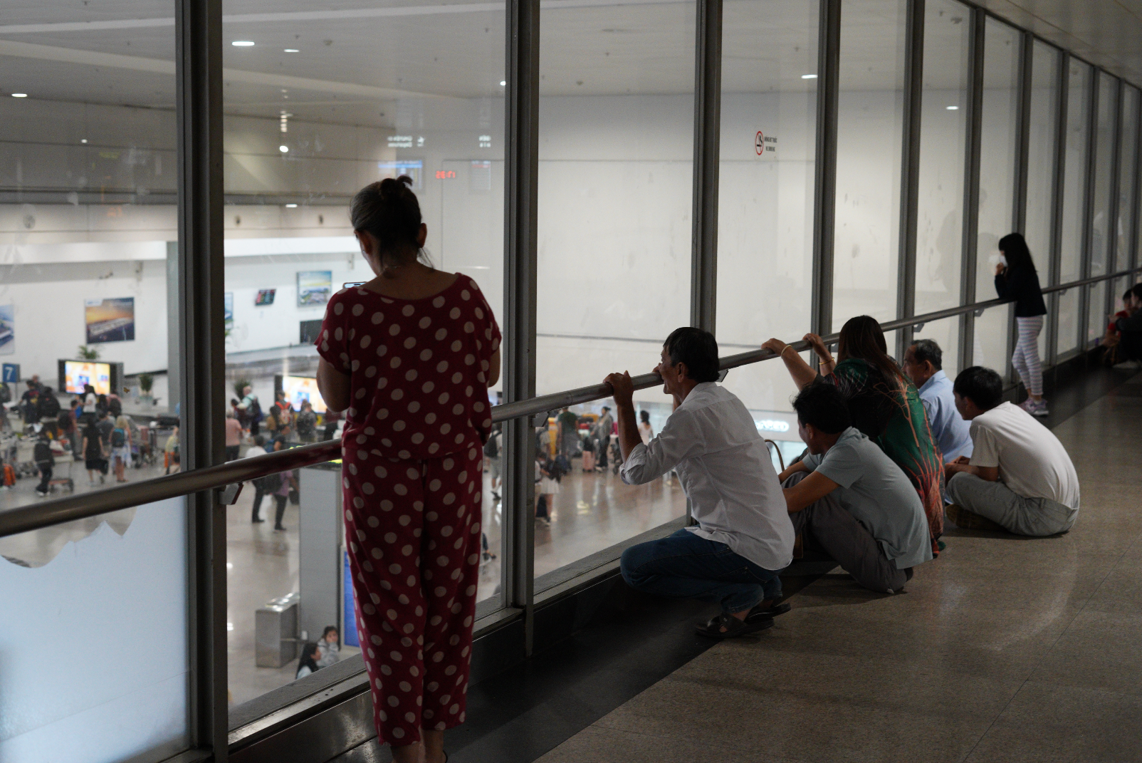 27 tiếng bay chỉ để ôm nhau một cái: Sân bay Tân Sơn Nhất nghẹn ngào ngày đón người thân về ăn Tết- Ảnh 15.