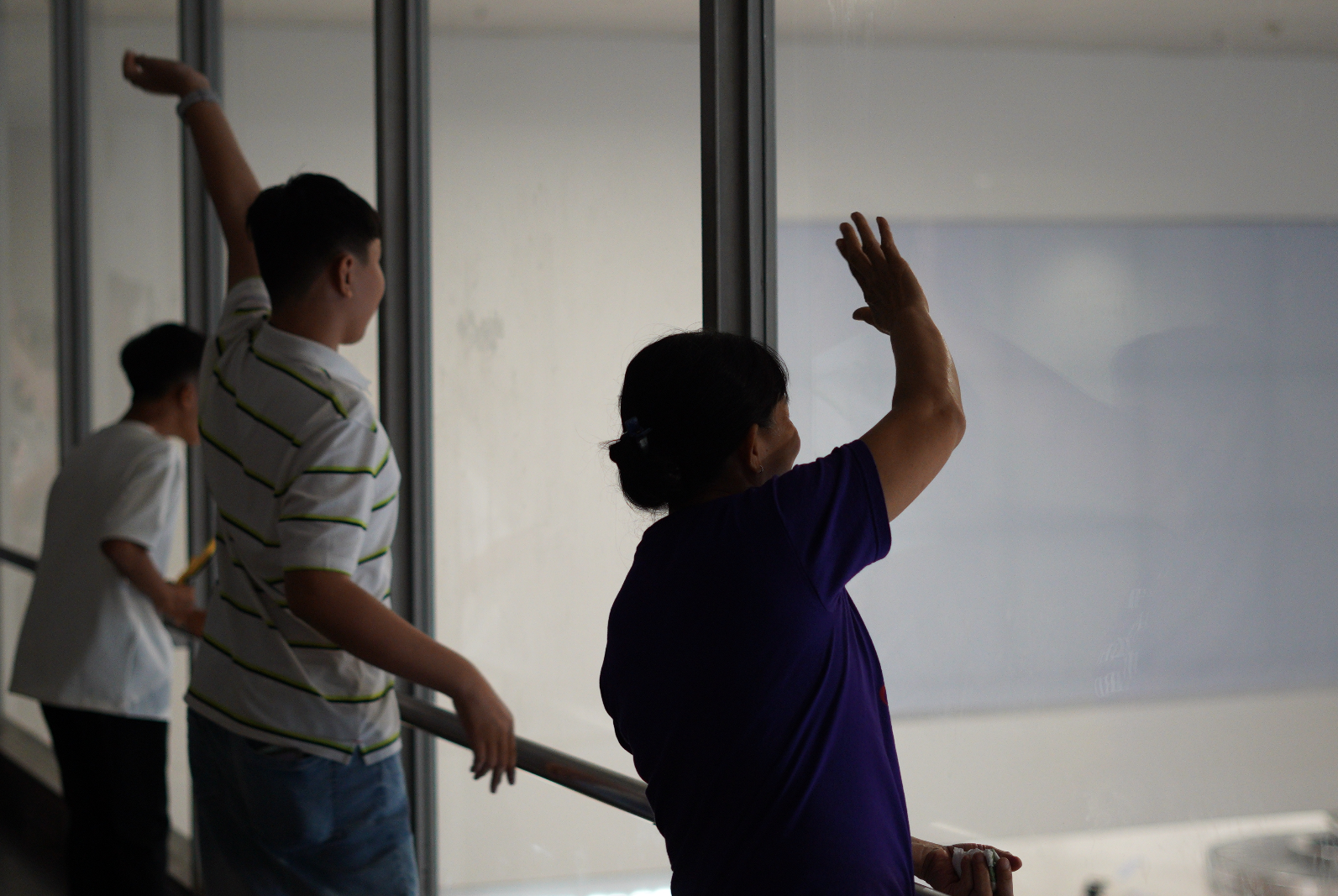 27 tiếng bay chỉ để ôm nhau một cái: Sân bay Tân Sơn Nhất nghẹn ngào ngày đón người thân về ăn Tết- Ảnh 13.