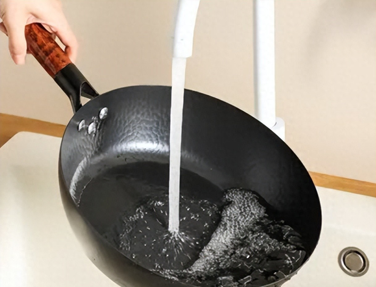 Tại sao không nên tráng chảo  bằng nước ngay sau khi nấu xong? Nghe đầu bếp giải thích, tôi mới giật mình vì bao năm làm sai - Ảnh 1.