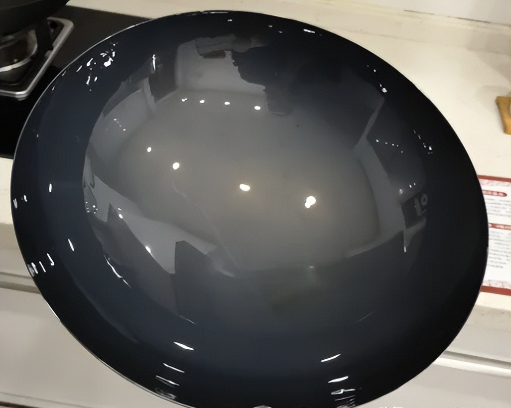 Tại sao không nên tráng chảo  bằng nước ngay sau khi nấu xong? Nghe đầu bếp giải thích, tôi mới giật mình vì bao năm làm sai - Ảnh 2.