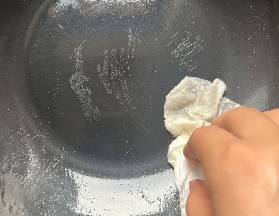 Tại sao không nên tráng chảo  bằng nước ngay sau khi nấu xong? Nghe đầu bếp giải thích, tôi mới giật mình vì bao năm làm sai - Ảnh 3.