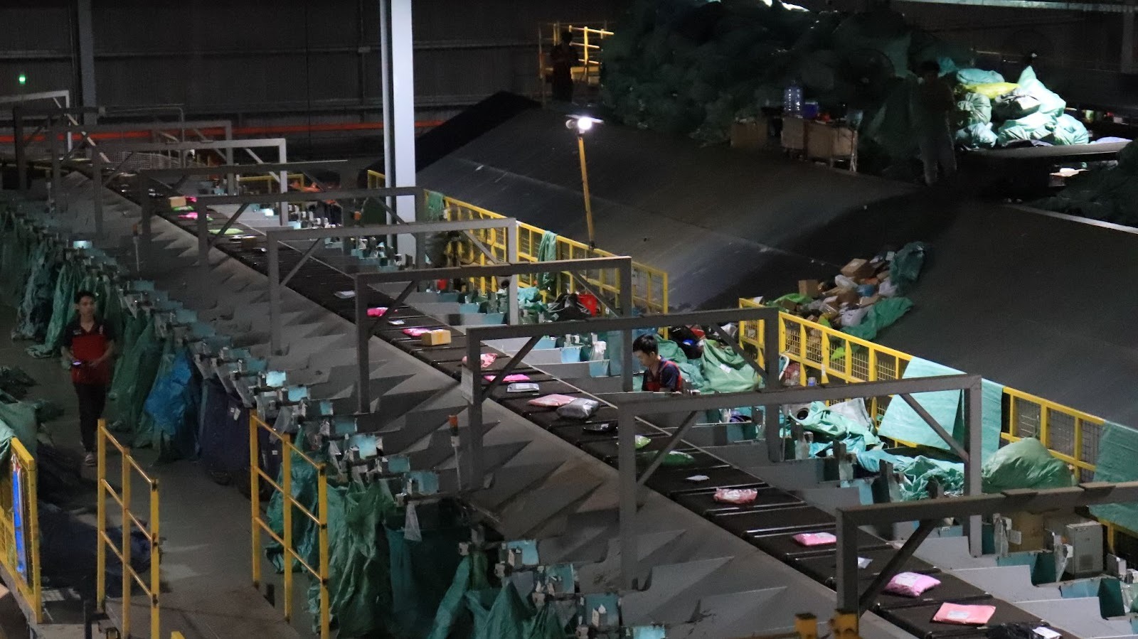 Bên trong một trung tâm giao nhận ngày giáp Tết: nhân viên 'bơi' trong biển hàng hóa, băng chuyền phân loại tự động hàng hóa tốc độ 2 mili giây - Ảnh 4.