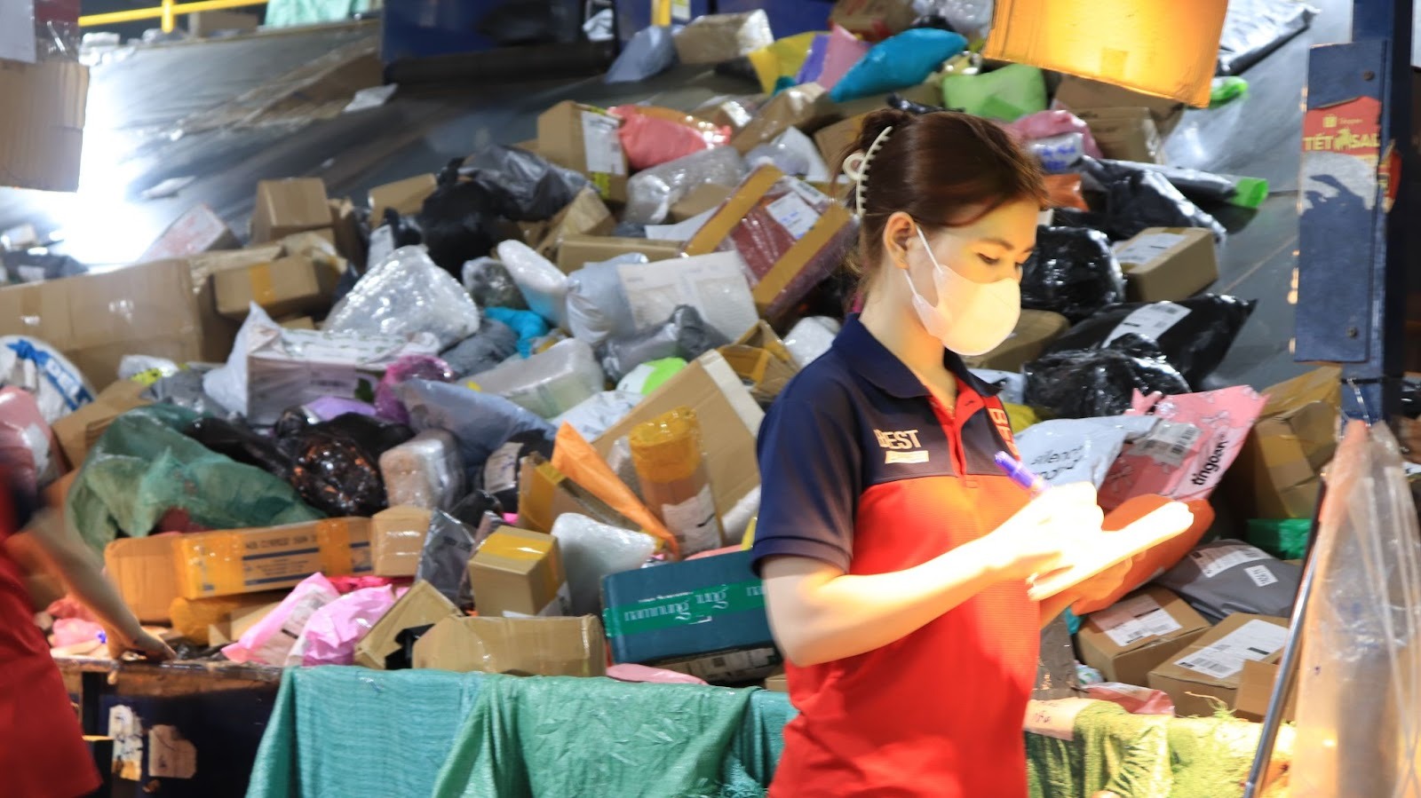 Bên trong một trung tâm giao nhận ngày giáp Tết: nhân viên 'bơi' trong biển hàng hóa, băng chuyền phân loại tự động hàng hóa tốc độ 2 mili giây - Ảnh 5.